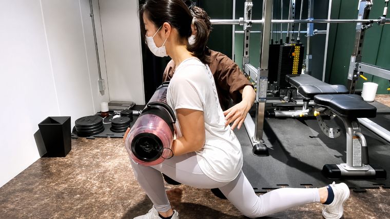 トレーナーのサポートを受けながら行うトレーニングのようす